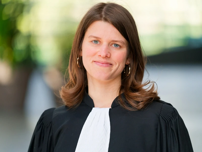 Portrait de Maître Leurent, avocate à Grenoble dans sa robe de plaidoirie